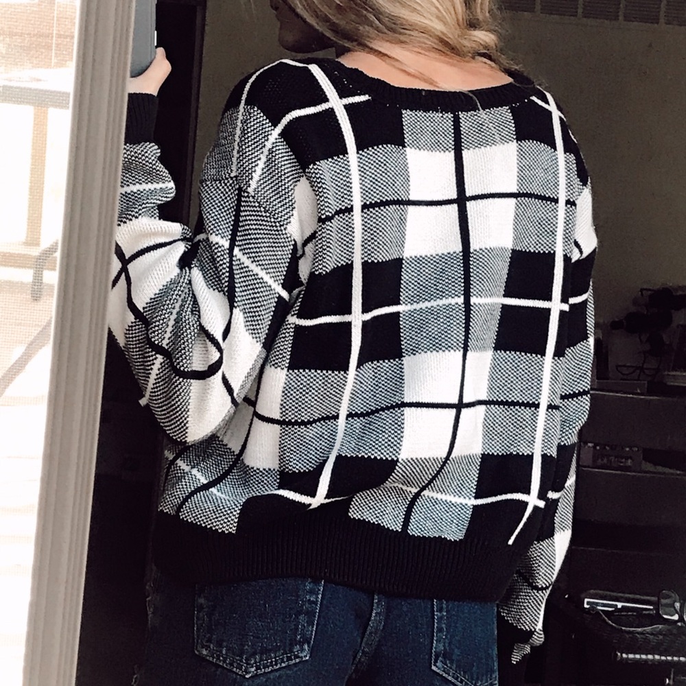✨ Forever 21 Black and White Plaid Sweater ✨ - Picture 4 of 7